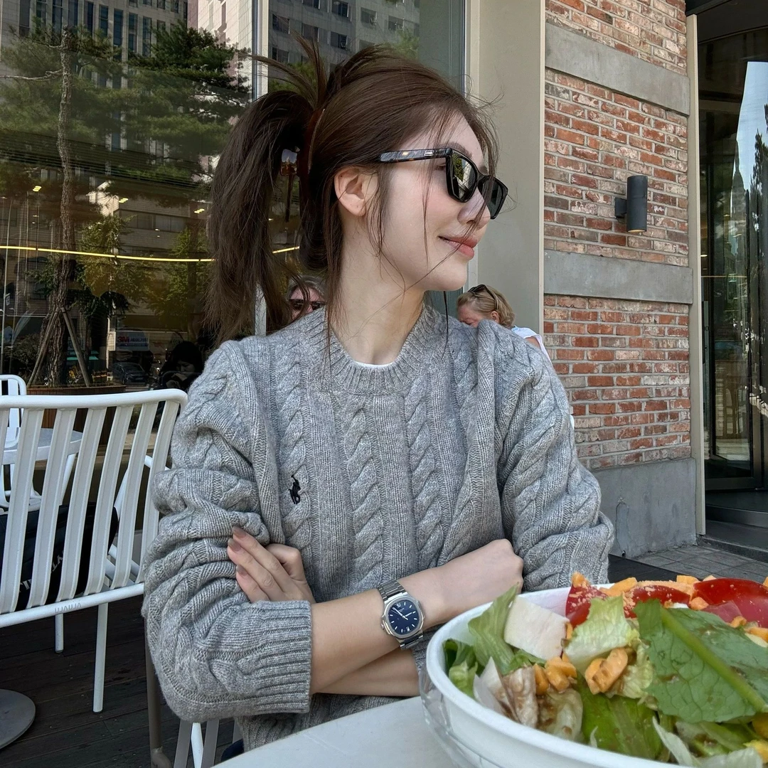 老钱风穿搭刺绣马球小标灰色毛衣2024秋冬长袖休闲圆领套头针织衫