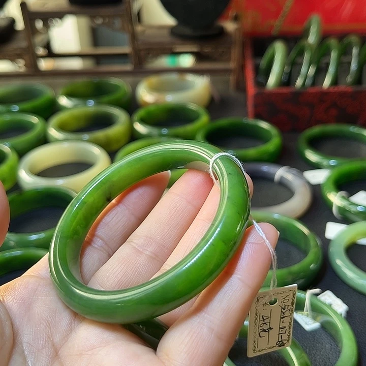 V***W和田玉（碧玉）未镶嵌手镯