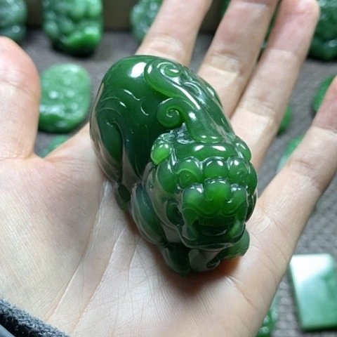 【闪购商品】颈饰未镶嵌和田玉牧*人