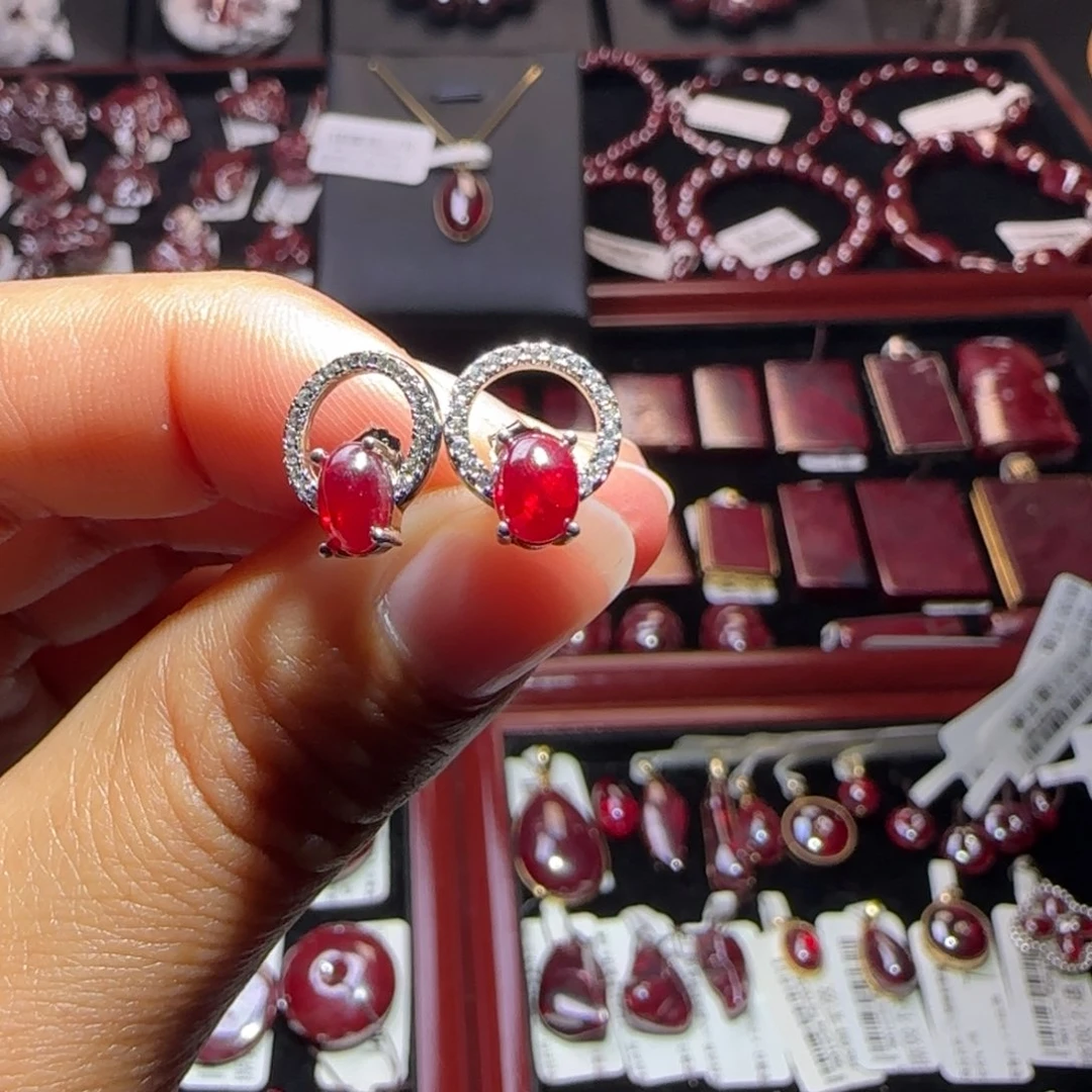 来***乐天然辰砂天然朱砂单晶体耳钉