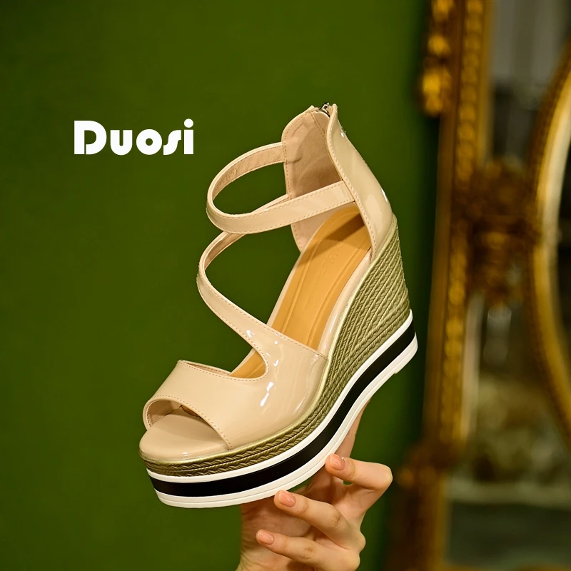 【DUOSI】9cm厚底露趾凉鞋女百搭罗马鞋防水台坡跟时尚高跟鞋2555-5
