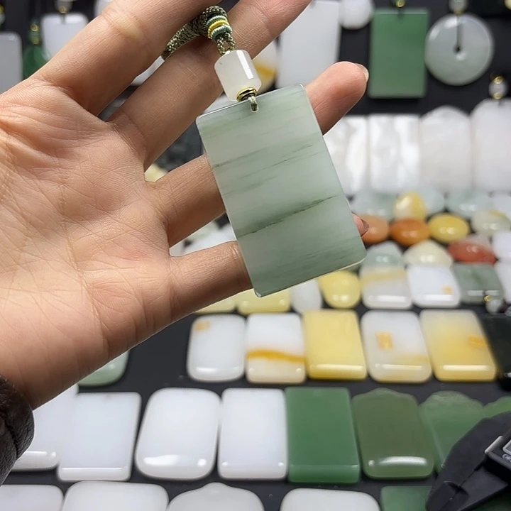 石英质玉（金丝玉）未镶嵌颈饰