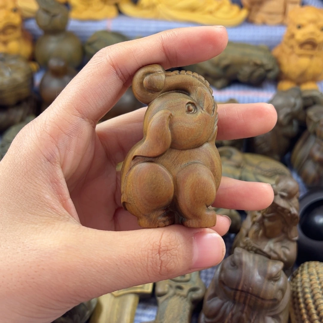 玥***绿檀小象手把件绿檀