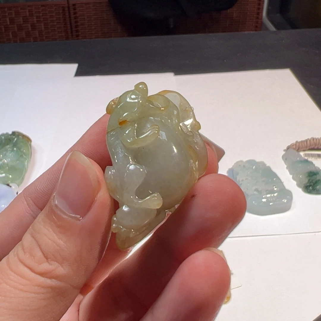 翡翠未镶嵌颈饰挂件