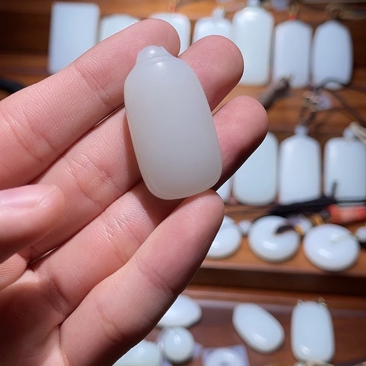 彼***话和田玉（糖玉）未镶嵌颈饰