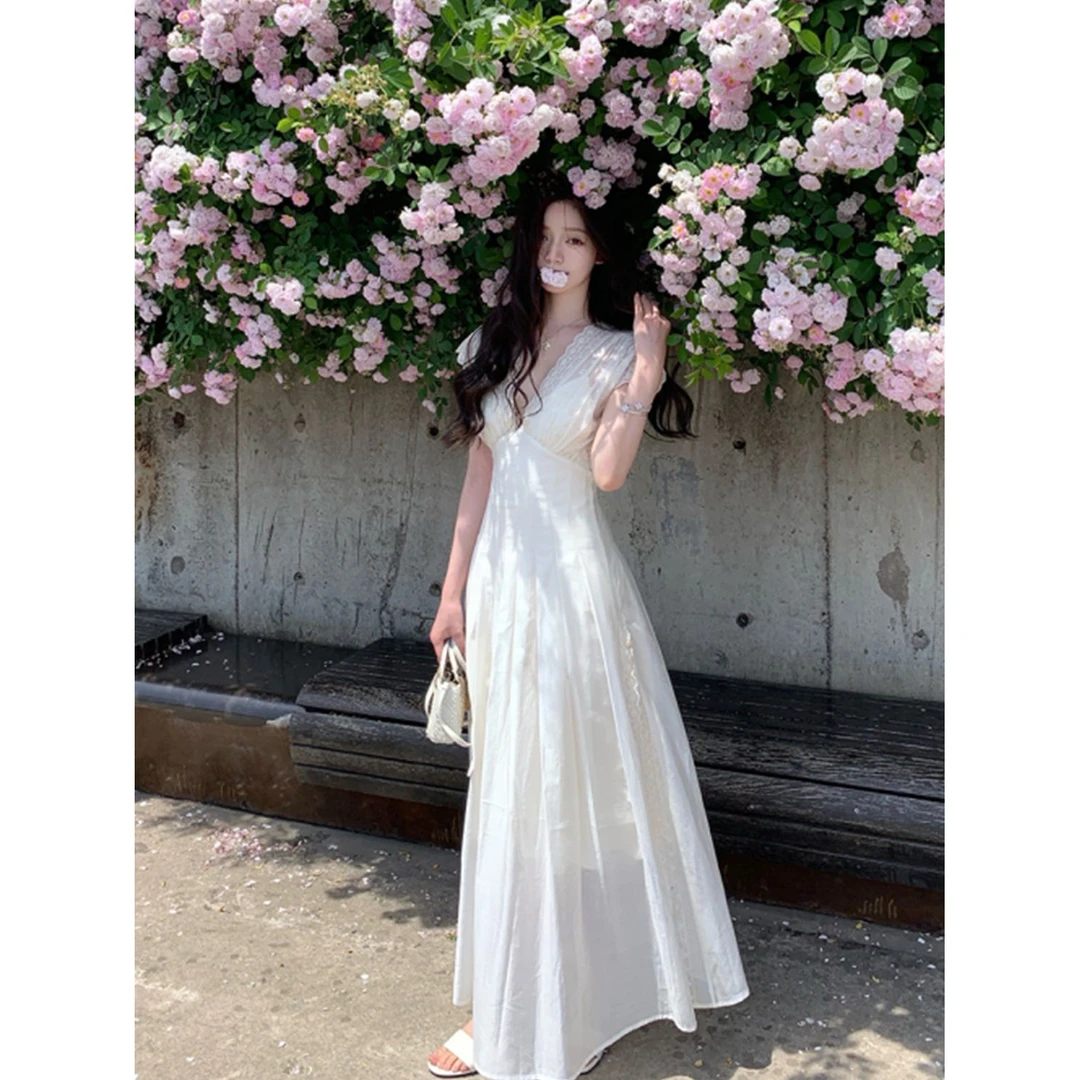 重工蕾丝拼接v领收腰连衣裙夏季新款法式气质温柔长裙