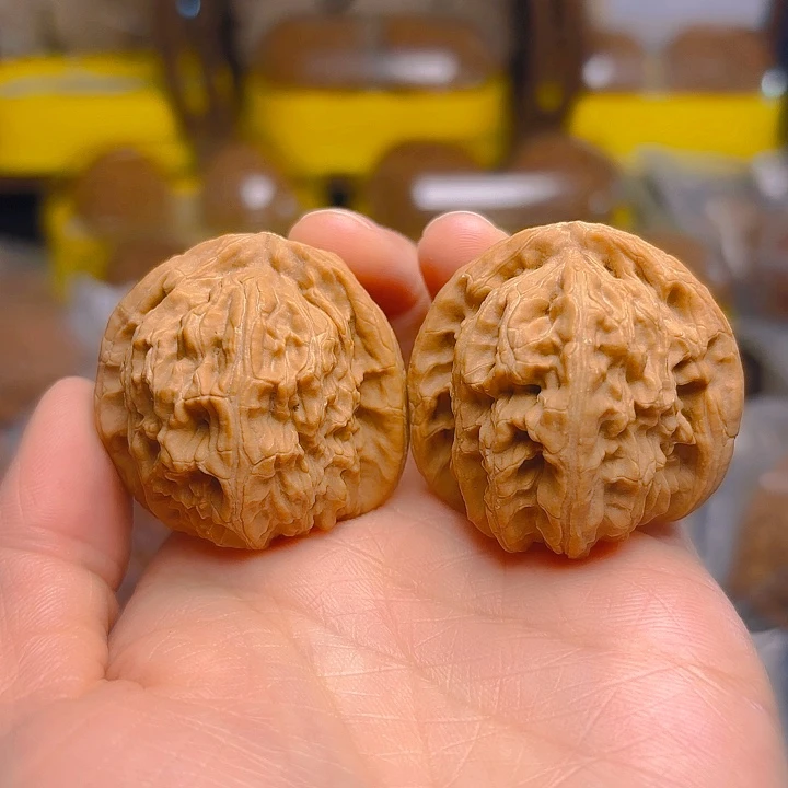 文玩核桃吊坠白狮子37+