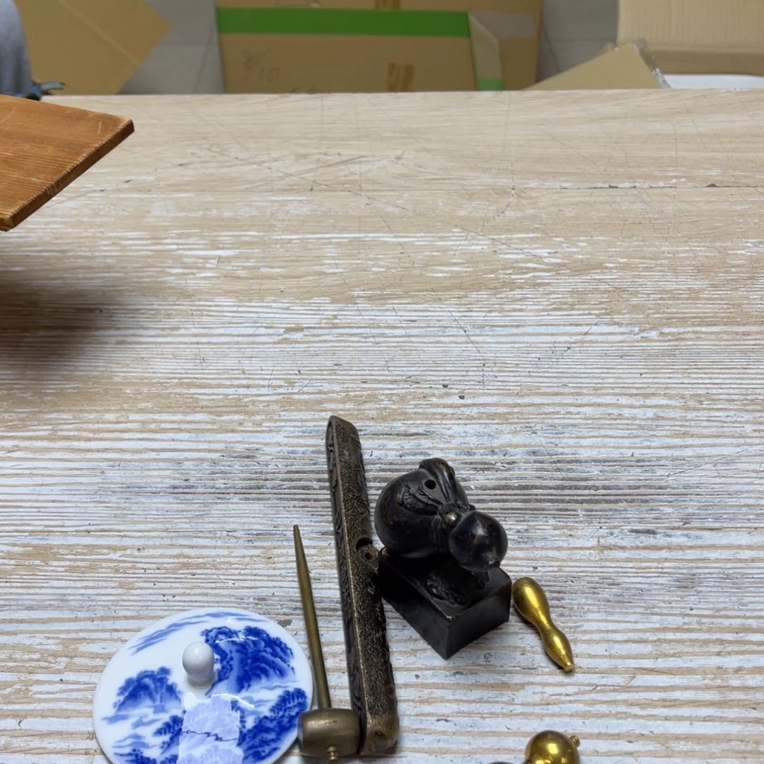 瓷片密密麻麻地排列着一个