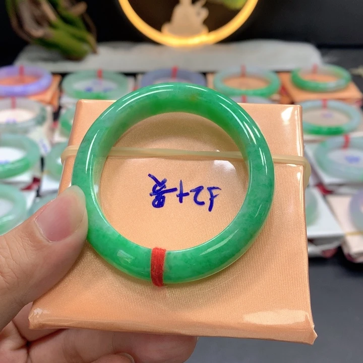 翡翠手镯未镶嵌翡翠