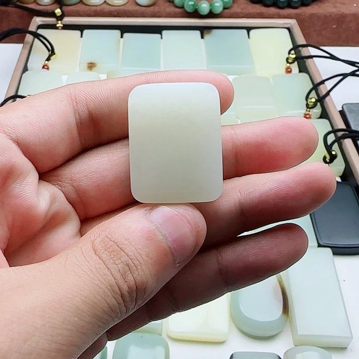 华***夏和田玉未镶嵌颈饰