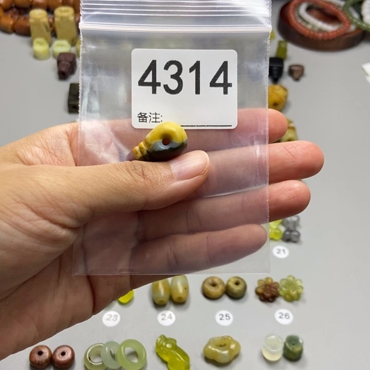 齐***龙未镶嵌蛇纹石玉颈饰