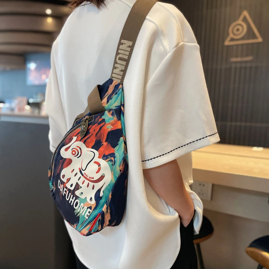 达芙世家轻便旅行包包2025流行百搭休闲运动时尚女士斜挎包胸包小