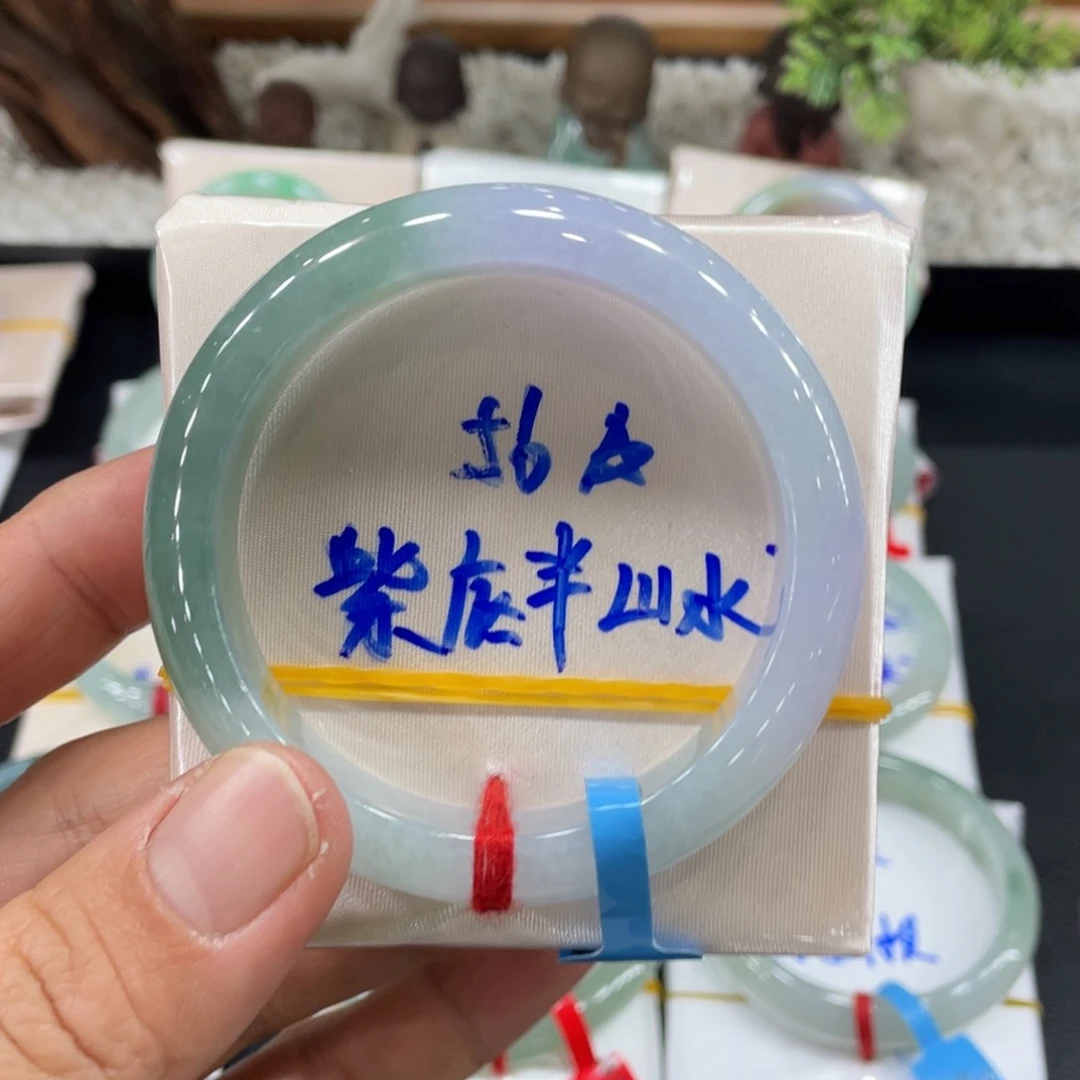 翡翠手镯未镶嵌在家