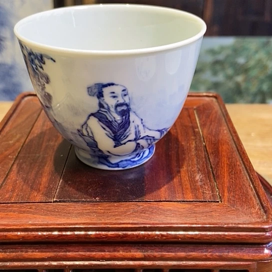 手绘青花人物主人杯