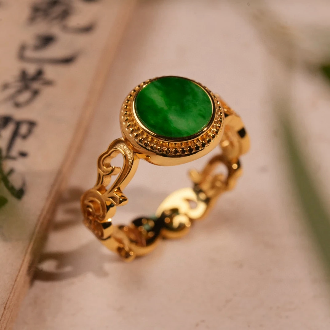 【惜拾妆匣】925银镀金錾卷草纹镶天然细糯飘辣绿翡翠戒指圈口拾陆