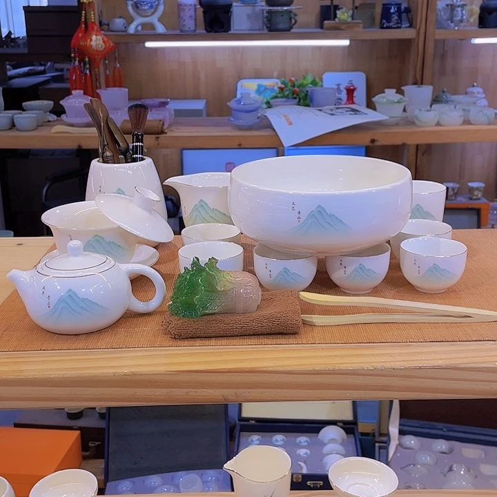 纯白的天空下的天空是一片蓝海的