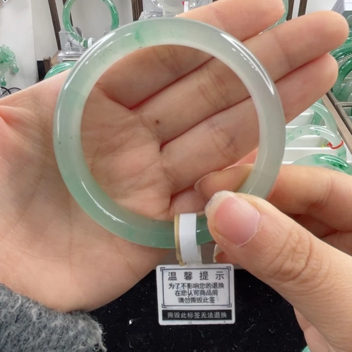 未镶嵌手镯石英质玉（非洲翠）