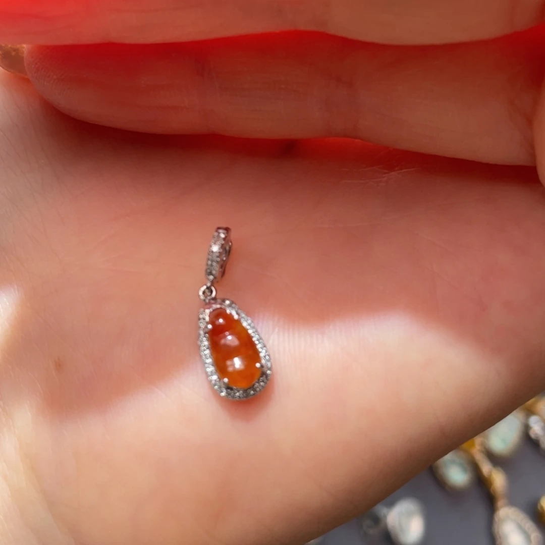 【闪购商品】颈饰18K金镶嵌翡翠