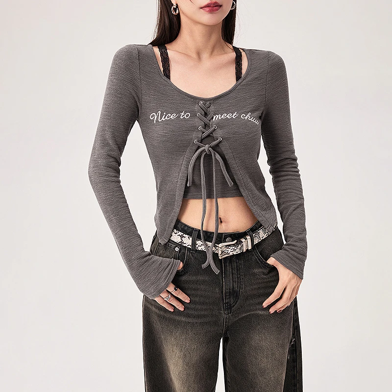 CHUU秋季女装字母绣花系带蕾丝拼接辣妹穿搭假两件设计T恤