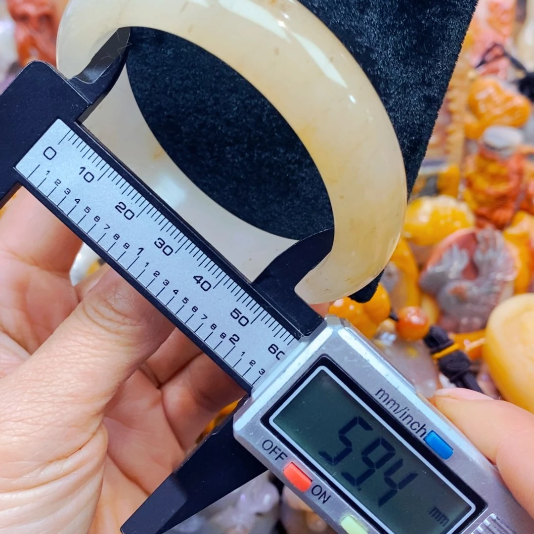 未镶嵌石英质玉（黄龙玉）颈饰