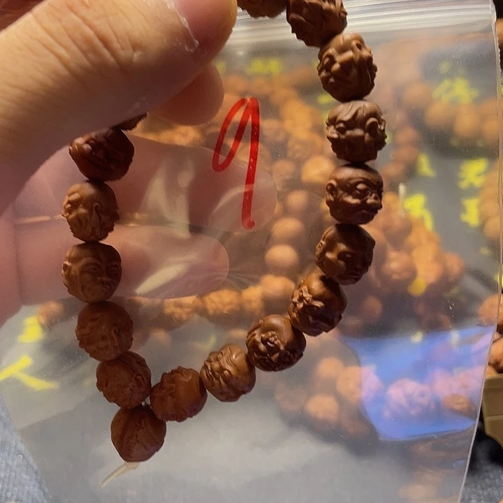 成**歌龙纹桃核雕刻瑕疵罗汉