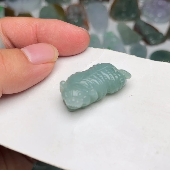 翡翠未镶嵌颈饰老虎