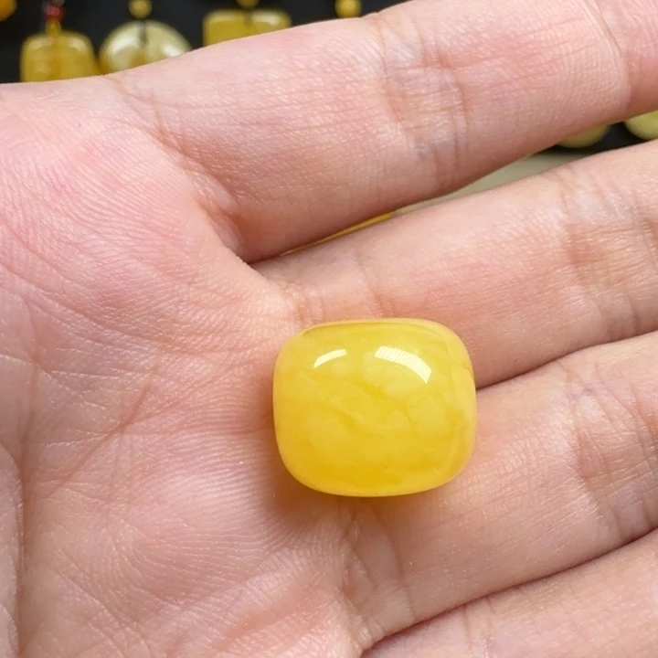 日***出金珀未镶嵌珠宝奇石