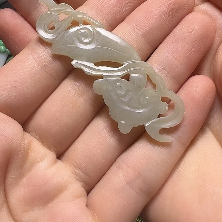 此***人和田玉未镶嵌颈饰吊坠