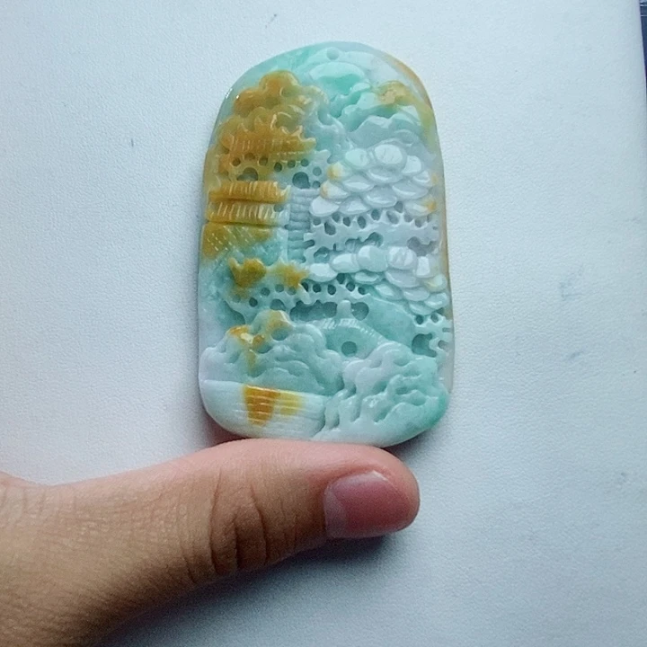翡翠未镶嵌颈饰山水