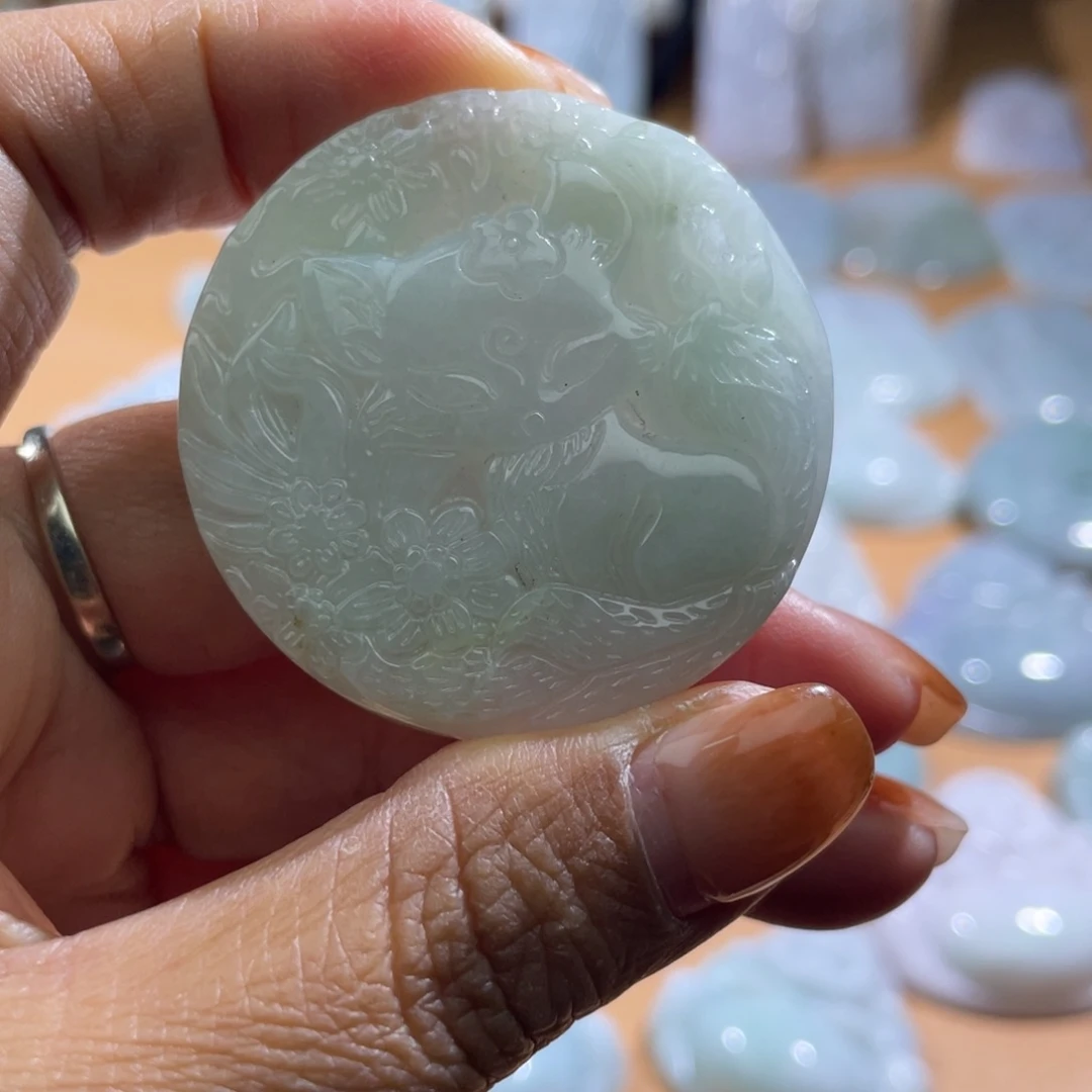 翡翠未镶嵌颈饰狐狸