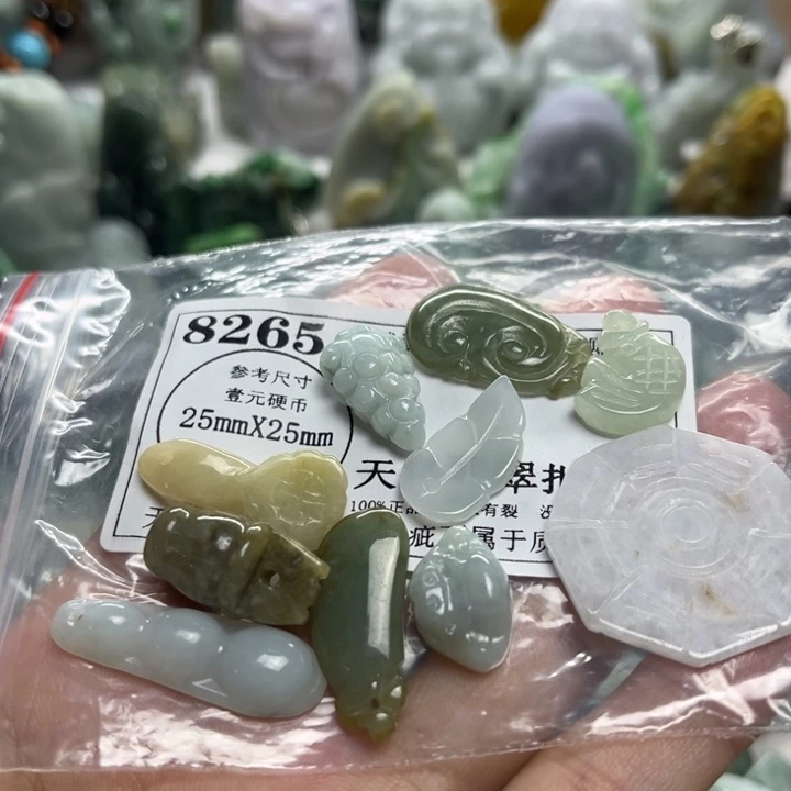 翡翠未镶嵌颈饰8265