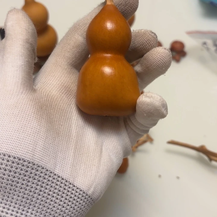 与***行手捻的小可爱葫芦