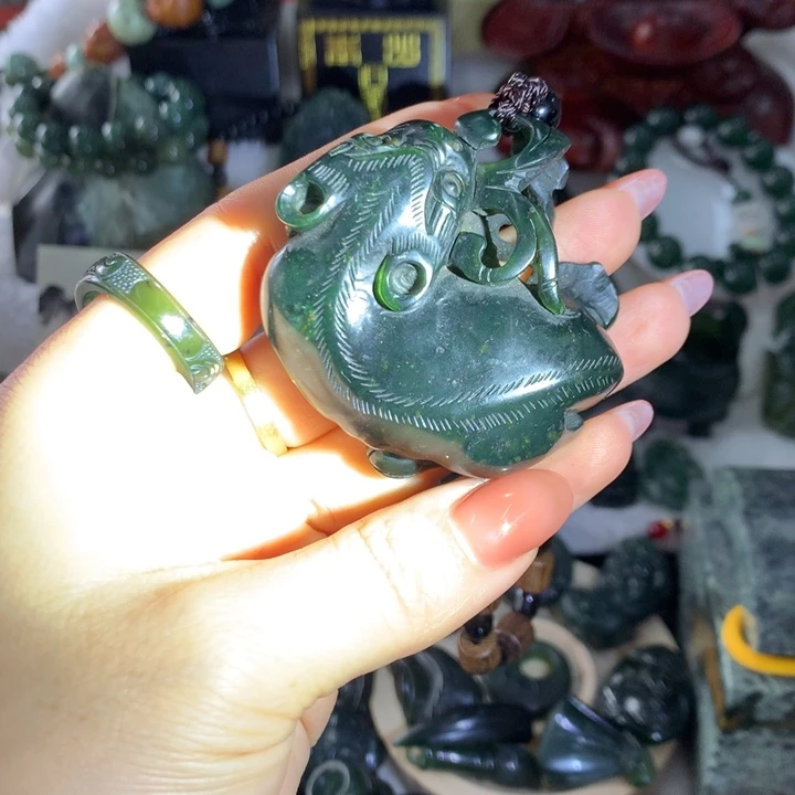 蛇纹石玉未镶嵌颈饰