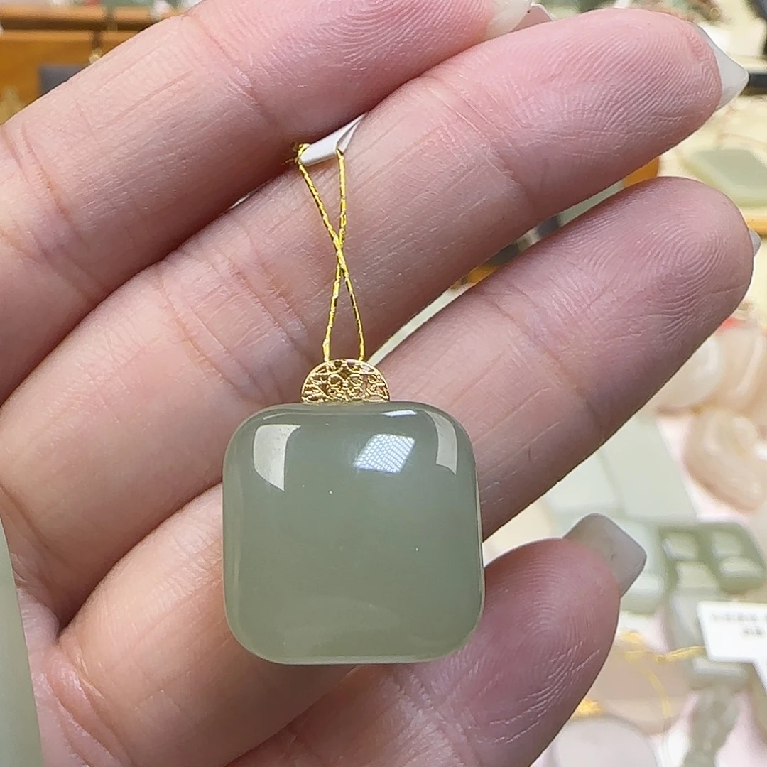 清***月和田玉18K金镶嵌颈饰