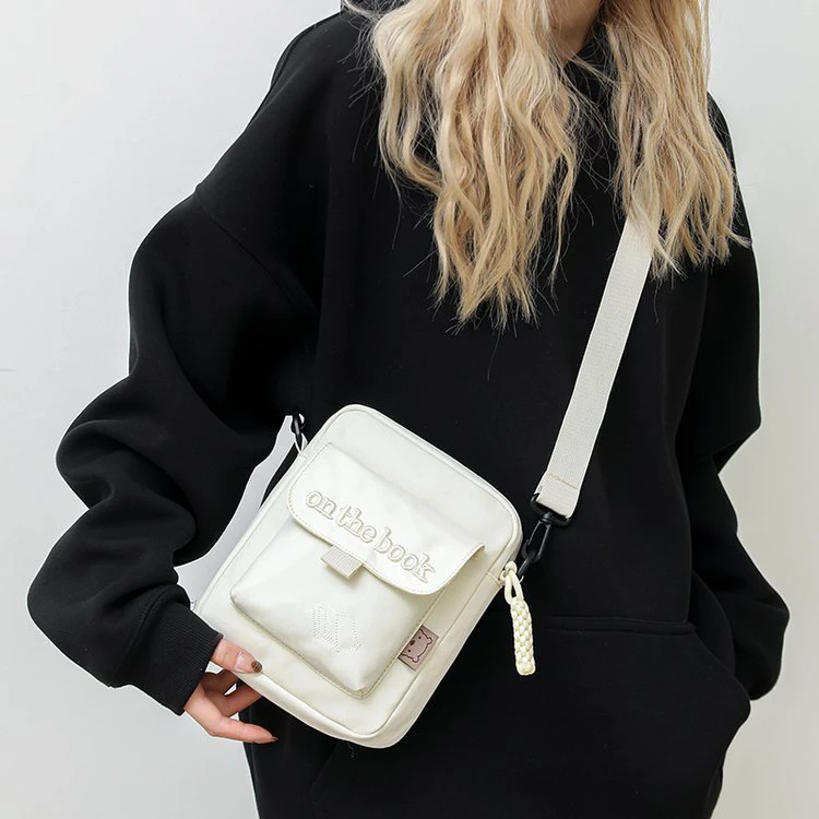 新疆包邮洋洋女包速干字母立体感斜挎小方包【1111】