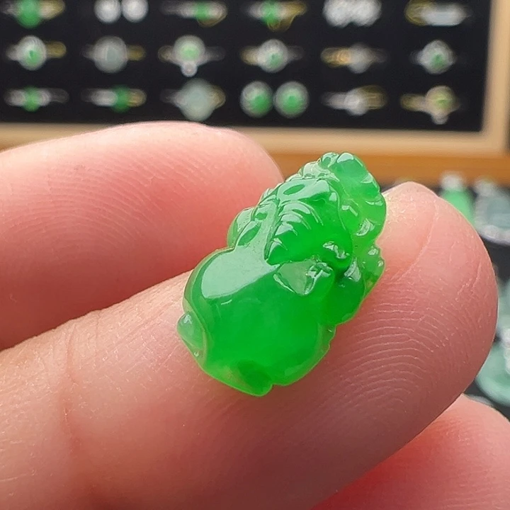 翡翠未镶嵌颈饰貔貅