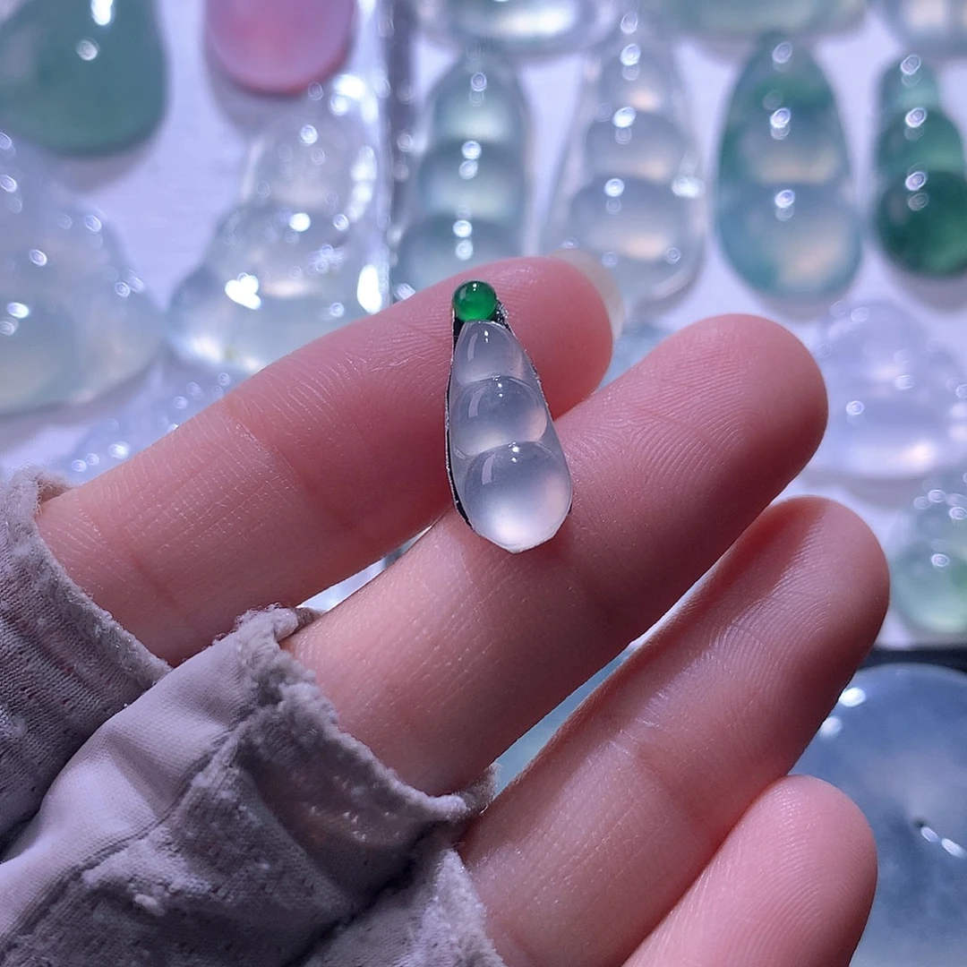 翡翠未镶嵌颈饰豆