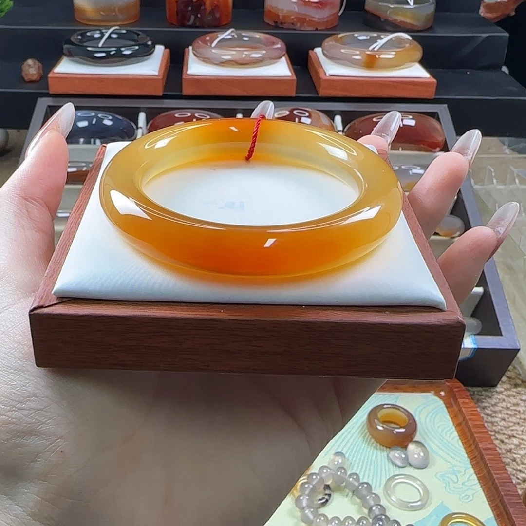 芳***玛瑙/玉髓未镶嵌手镯