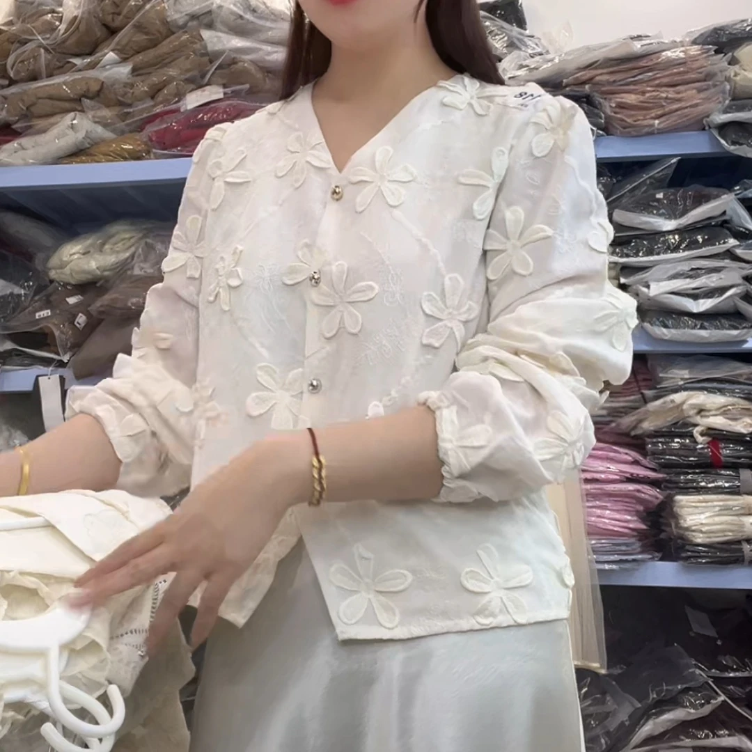 时尚立体花金色圆扣长袖打底