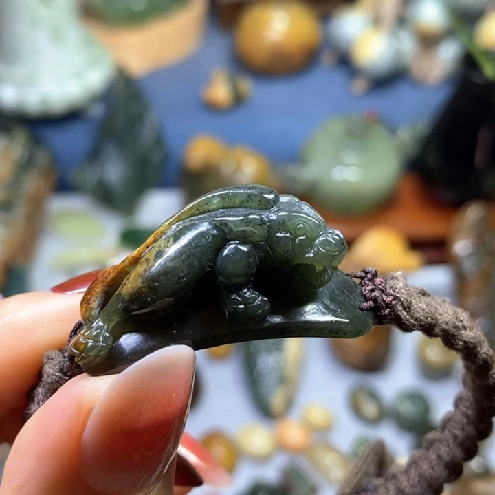 岫岩河磨玉（透闪石质玉）未镶嵌挂件貔貅手排