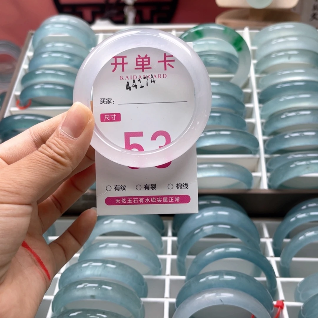 拿****未镶嵌手镯石英质玉