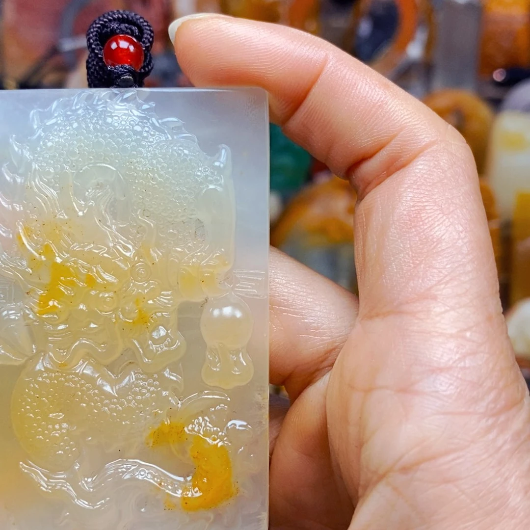 石英质玉（黄龙玉）未镶嵌颈饰