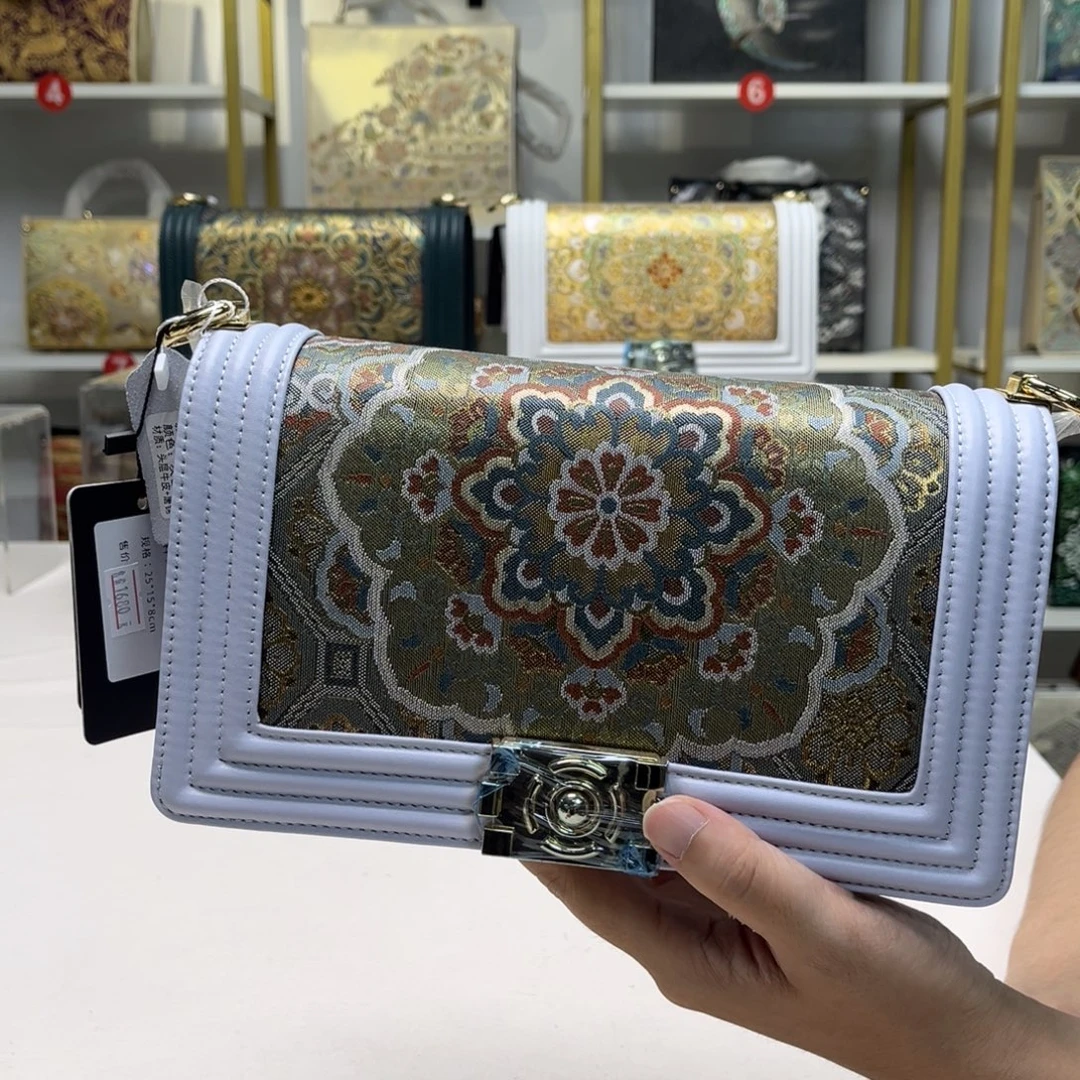 织绣高定风雨中的花朵，倔强又美丽。大漏