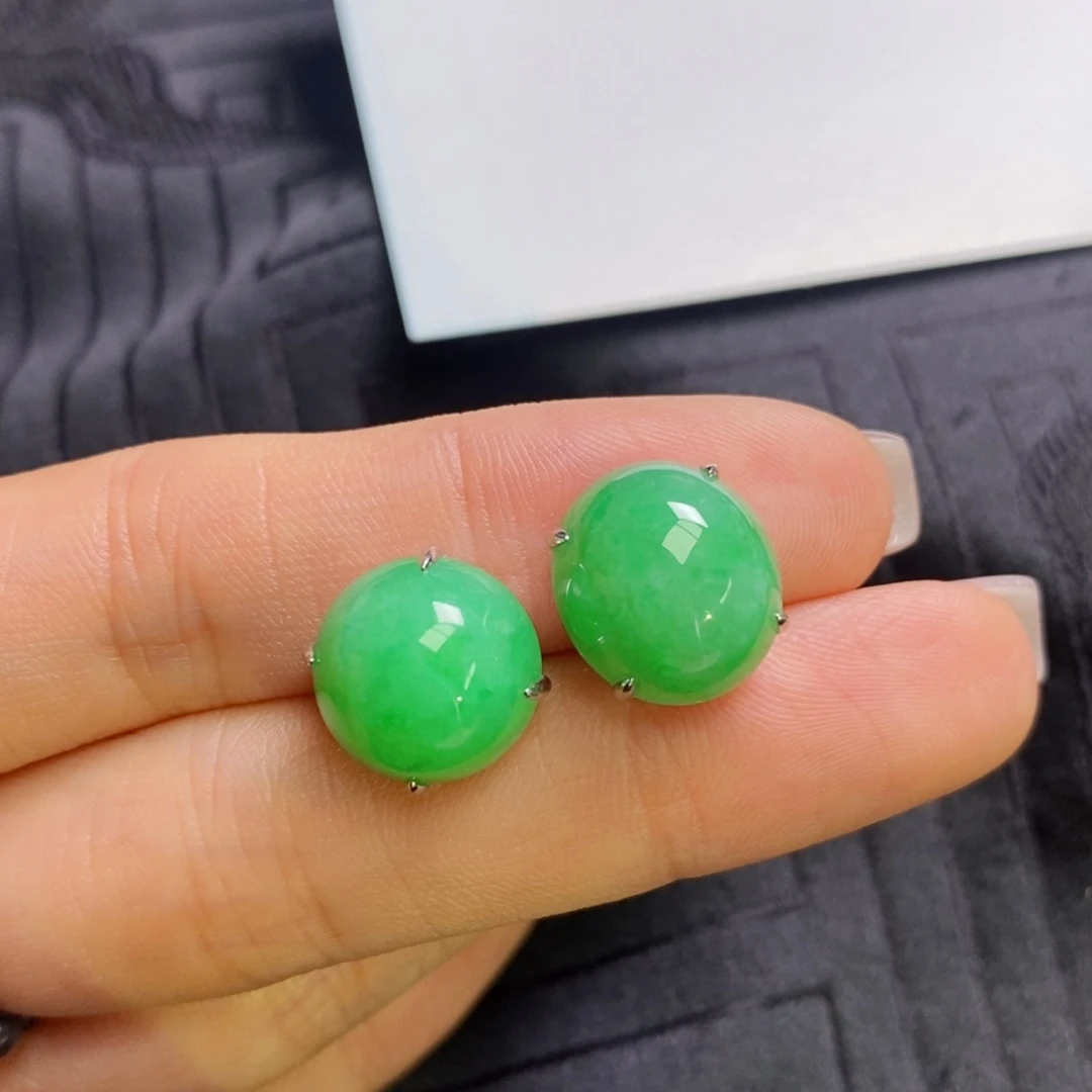 翡翠18K金镶嵌耳饰果绿色蛋面耳钉