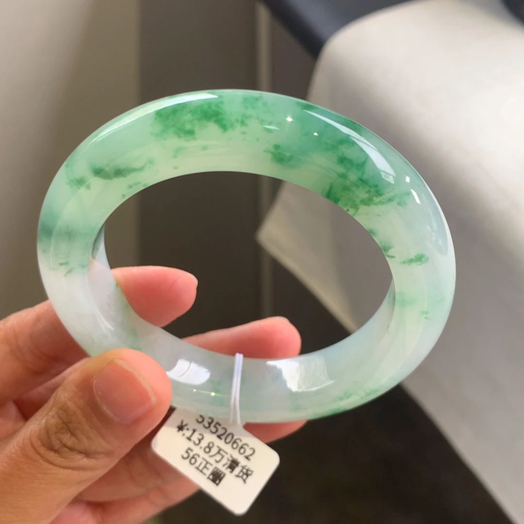 翡翠手镯未镶嵌冰飘绿花