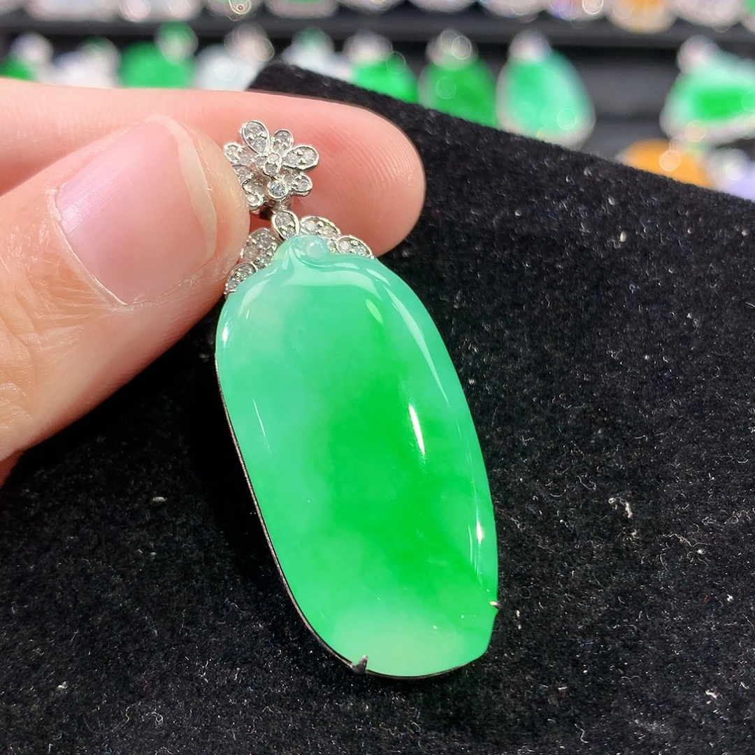 翡翠18K金镶嵌颈饰