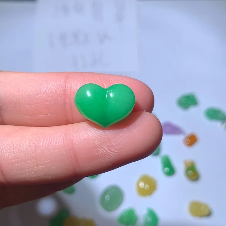 翡翠未镶嵌颈饰挂件