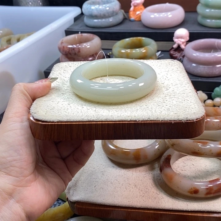 未镶嵌手镯石英岩玉