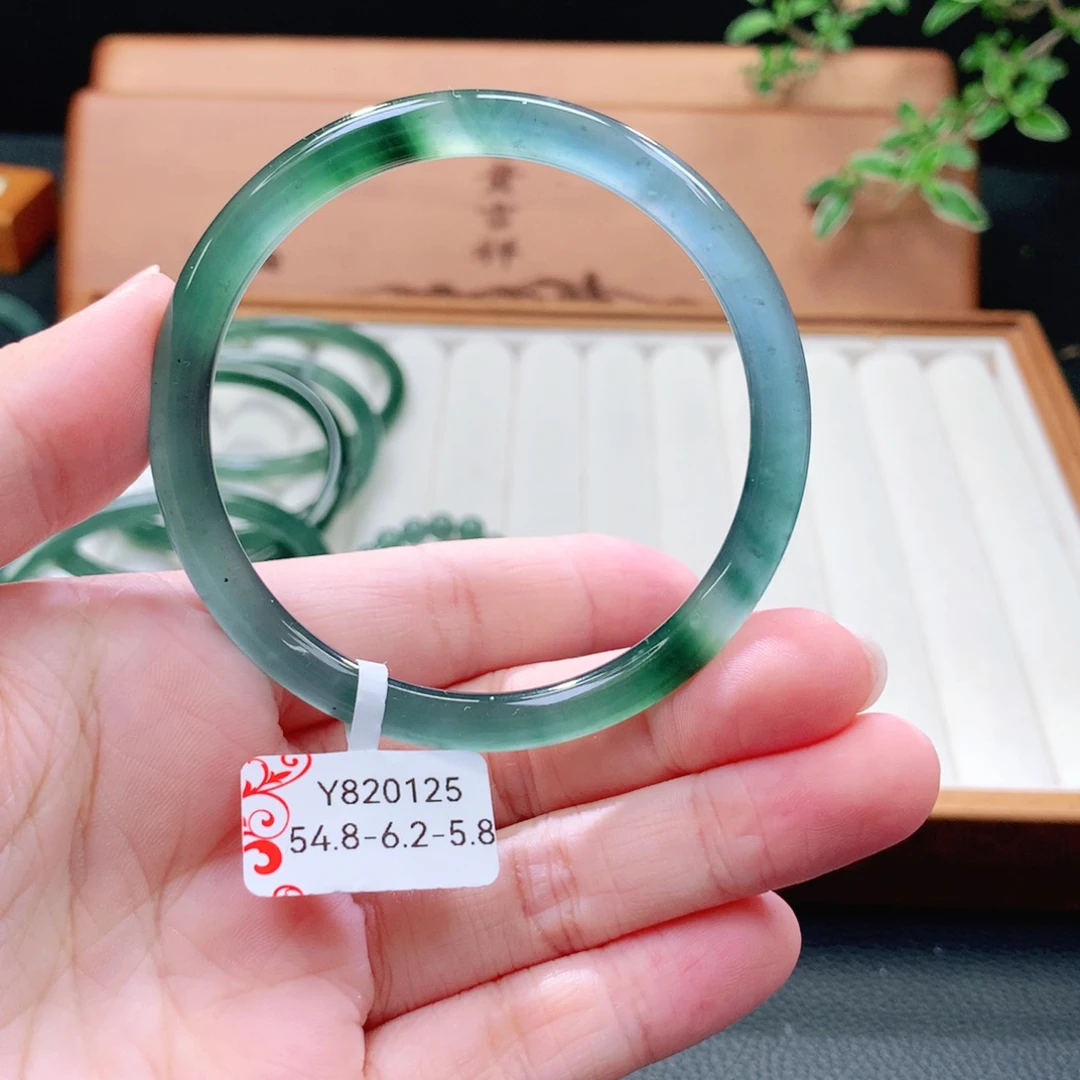 翡翠未镶嵌手镯（圆镯）