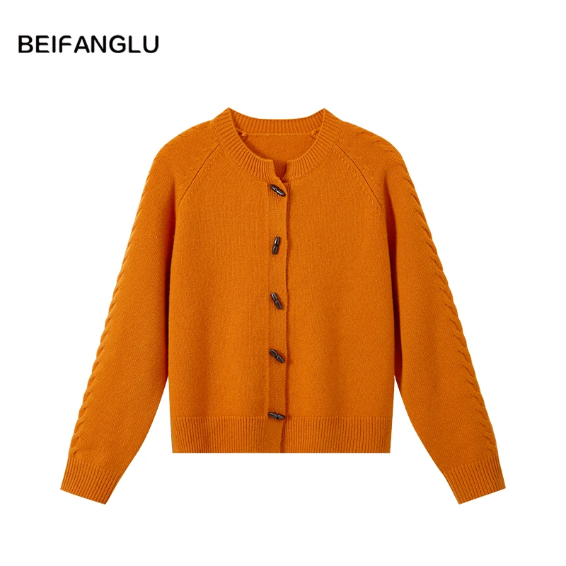 北方鹿【100%绵羊毛】秋冬温暖南瓜橘调牛角扣绞花开衫外套女251553